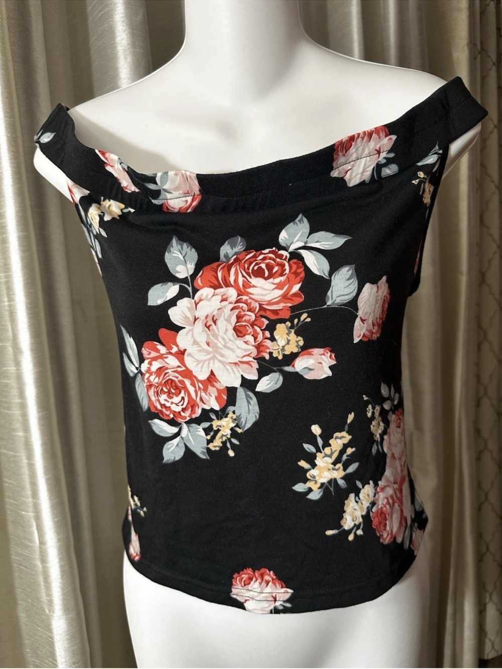 SHEIN Black Off-Shoulder Floral Crop Top